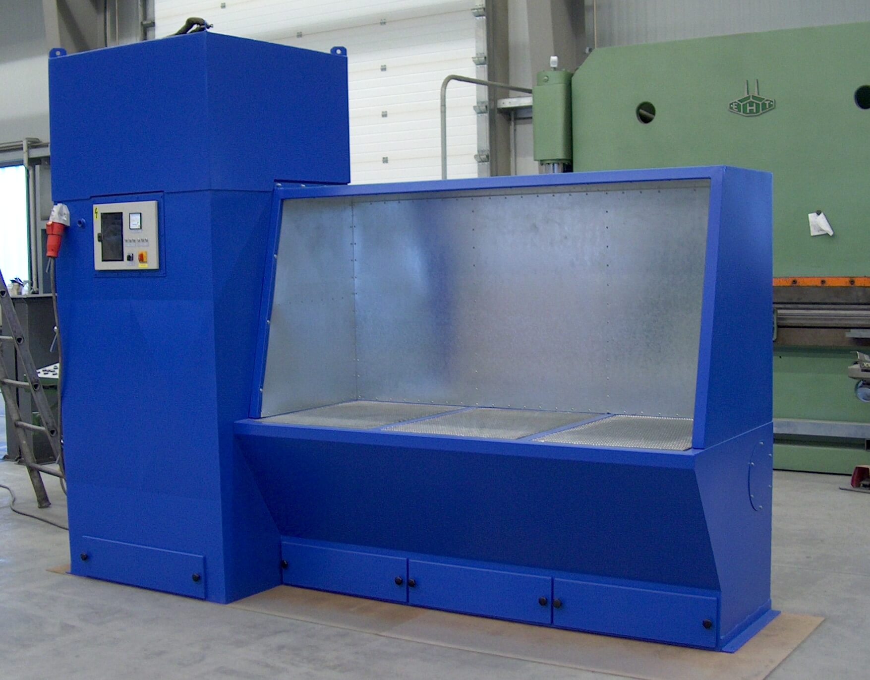 Work table with cartridge filter KF-20 and soundproofing