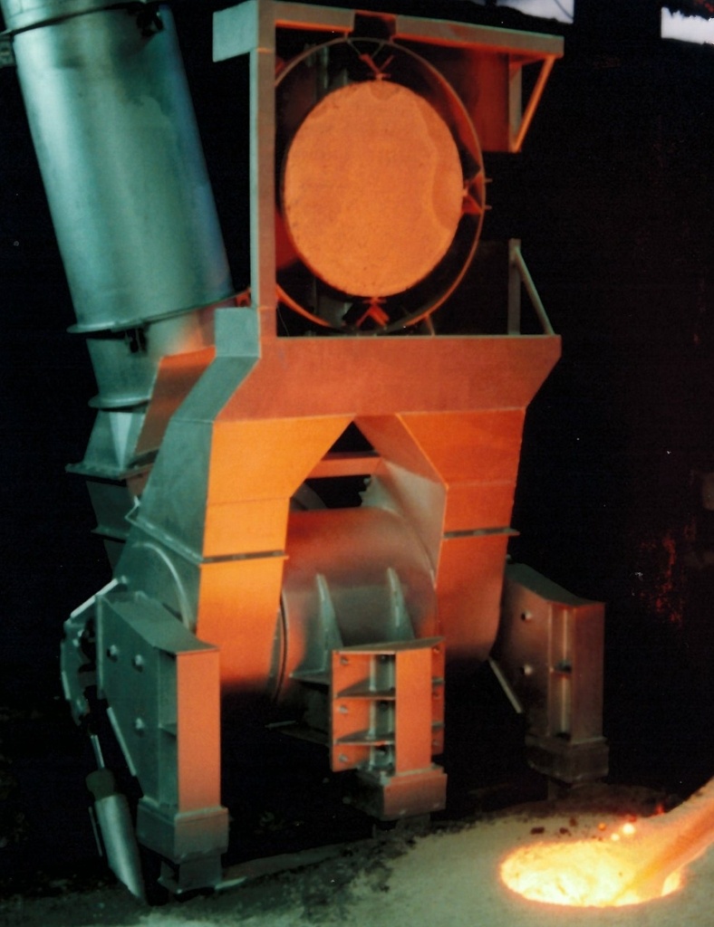 Swivel and tilt extraction hood