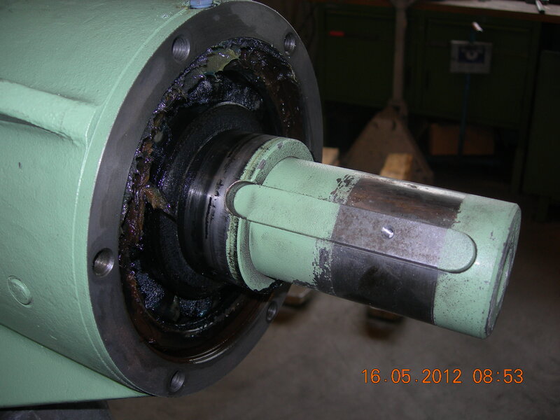 Schadhaftes Flanschlager an einem Radialventilator - defektes Fett und freiliegende Welle