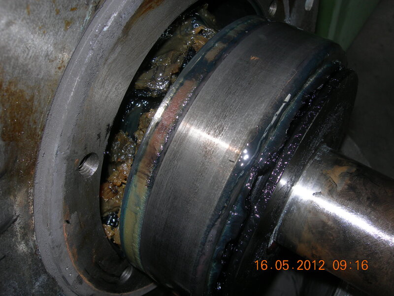 Verschlissenes Wälzlager auf Ventilatorwelle - Nahaufnahme mit Schmierstoffresten